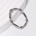 Anello cuore minimalista in acciaio inossidabile argento con perline su bianco - US 6 / Color Acciaio
