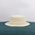 Flacher Strohhut in Creme mit dekorativem mehrlagigem Perlenband für Damen - M / Creme