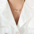 Collana minimalista in titanio placcato oro con pendente di sei eleganti perle tonde - Oro