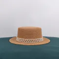 Eleganter Boater Strohhut mit zwelagigem Perlenband auf grünem Stoffuntergrund - M / Khaki