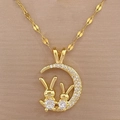 Dettaglio della collana dorata a mezzaluna con conigli e zirconi incastonati - Oro (E333 Catena in Acciaio al Titanio Oro Pendente in Rame)