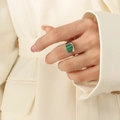 Anello vintage in argento con malachite verde rettangolare indossato sul dito medio - Taglia 7 (Regolabile) / Color Acciaio