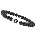 Détail du bracelet en perles d'onyx noir mat 6mm avec lettre C et perles argentées - Lettre C