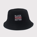 Detailansicht der Black Lives Matter Stickerei auf einem schwarzen Baumwoll Fischerhut - M / BLACK LIVES MATTER Schwarz