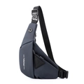 Vista lateral de la bolsa de pecho azul marino con toma de auriculares y logotipo - Hombro Derecho / Azul
