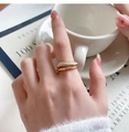 Zweilagiger verstellbarer Ring aus 18K Gold und weißer Emaille in Lifestyle-Szene - Doppelschichtiges Design (Weißes Emaille) / Gold/Weiß
