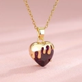 Collana dorata con ciondolo a cuore in zircone viola e dettagli di design in metallo fuso - Viola
