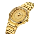 Vue détaillée d'une montre dorée carrée avec lunette en diamants et bracelet métal - Doré