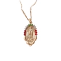 Vista macro detallada de un colgante religioso dorado con cristales de colores finos - Oro Virgen María (Zirconia Multicolor)