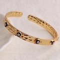 Bracciale rigido occhio del male placcato oro 18 carati con finitura martellata unica - Nero