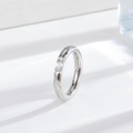 Anello minimalista in acciaio con zircone rettangolo su base geometrica bianca - US 5 / Argento