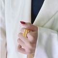 Minimalistischer 18k vergoldeter geometrischer Ring aus Titanstahl mit Hochglanz-Finish - US 6 / Geometrisches Diagonales Schrägstrich-Design / Gold