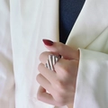 Moderner geometrischer Ring aus Silber-Edelstahl mit Wellenstruktur am Finger - US 6 / Geometrisches Diagonales Schrägstrich-Design / Silber