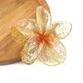 Dettaglio della pinza per capelli a fiore di frangipane giallo con glitter dorati - Arancione