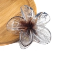 Dettaglio molletta per capelli a forma di fiore color talpa con glitter argentati - caffè