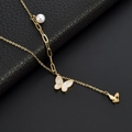 Elegante collar de acero de titanio dorado con mariposa de nácar blanco y perla - Dorado