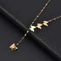 Collier à pendentifs papillons dorés polis sur fond de cuir noir texturé chic - Doré