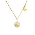 Detailopname van gouden vlinderketting met witte schelphanger en gemengde schakelketting - Goud Ketting Wit Parelmoer