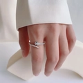 Minimalistische open slangenring in zilver met witte zircons en groene steenogen - US 7 / Zilver