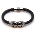 Makroaufnahme von Herren Punk-Armband mit schwarzem Ledergeflecht und Magnetschließe - Gun Black und Schwarz