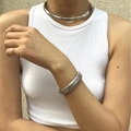 Dettaglio del bracciale a serpente d'argento e girocollo minimalista in acciaio inossidabile - 16mm di Larghezza / Argento