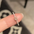 Makroaufnahme von roségoldenem Ring mit pinkem Edelstein und Zirkonia am Finger - Ultradünner Halo Quadratischer Hauptstein / Silbernes Quadrat