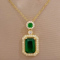Luxuriöse Goldkette mit smaragdgrünem rechteckigem Anhänger und Zirkonia-Verzierung - Titanstahlkette Kupferanhänger / Grüne rechteckige Edelstein-Halskette (G527)