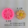 Silikonform in Gänseblümchenform für DIY-Handwerk mit 3D-Blütenblatt-Texturen und Aufhängeloch - Gänseblümchen mit Loch
