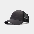 Détail de la casquette trucker gris foncé avec maille noire respirante et visière - Gris Foncé/Filet Noir