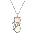 Collana con ciondolo gatto in argento e pietre d'opale su sfondo bianco puro - Opale (Bianco)