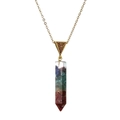 Collana minimalista con pendente in resina esagonale e pietre colorate arcobaleno - Pendente a Colonna Esagonale con Frammenti di Pietre Colorate