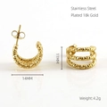 Vista macro de pendientes de acero inoxidable triple capa chapados en oro 18k de 11x14mm - Oro de 18K / Dorado