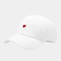 Casquette de baseball en coton blanc avec broderie petit cœur rouge vue de côté profil - Réglable / Blanc