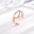 Minimalistische roségouden open ring met hartvormige hanger op witte achtergrond - US 6 / Roségoud