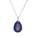 Detail eines dunkelblauen Tropfenanhängers mit goldener Hand der Fatima an Silberkette - Metallketten-Stil / Blauer Stil (NSN0021)