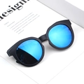 Detail van matzwart montuur en blauwe reflecterende glazen voor kinderzonnebrillen - Zwart Frame Blauwe Lenzen