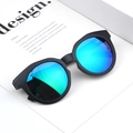Detail van matzwarte monturen en blauwgroene reflecterende glazen op kinderzonnebrillen - Zwart Frame Groene Lenzen