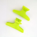 Due fermagli per capelli professionali in plastica verde neon da 8 cm su sfondo bianco - Verde
