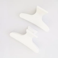 Detalle de dos pinzas de pelo blancas onduladas de plástico para peinado de salón - Blanco