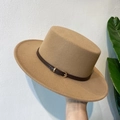 Klassischer flacher Boater-Hut aus kamelbraunem Wollfilz mit braunem Lederband und Schnalle - M (56-58cm) / Khaki / Braunes Band