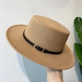 Flacher Boater-Hut in Kamel mit breiter Krempe und schwarzem Ledergürtel-Akzent - M (56-58cm) / Khaki / Schwarzes Band