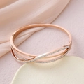 Bracciale rigido a croce in oro rosa con intarsio di zirconi e design minimalista - Diametro Interno 58mm*50mm / Oro rosa
