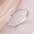 Brazalete de acero inoxidable pulido con eslabones de cadena y detalles de circonitas - Color Acero