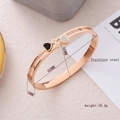 Brazalete de acero inoxidable oro rosa con corazones entrelazados en blanco y negro con diamantes - Oro rosa