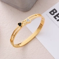 Brazalete de acero inoxidable chapado en oro 18K con corazones huecos y circonitas blancas - Dorado