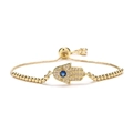Goldenes Hamsa-Armband mit blauem Zirkon-Auge und verstellbarer Perlenkette auf Weiß - Gold