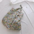 Detail der geblümten Stofftasche mit geknotetem Schultergurt auf weißem Stoff - Wassergrünes Blumenmuster