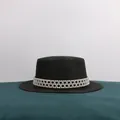 Schwarzer Strohhut für Damen mit eleganter dreilagiger Perlenverzierung und Flachkopf - M / Schwarz