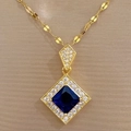 Dettaglio della collana dorata con gemma blu a rombo e micro-pavé di cristalli lucenti - Collana con Pendente Quadrato Blu (G207)