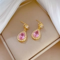 Pendientes de gota rosa con montura dorada y micro-pavé de cristales blancos - D234 Pendientes de Botón (Aguja de Plata Chapado en Oro de Cobre)
